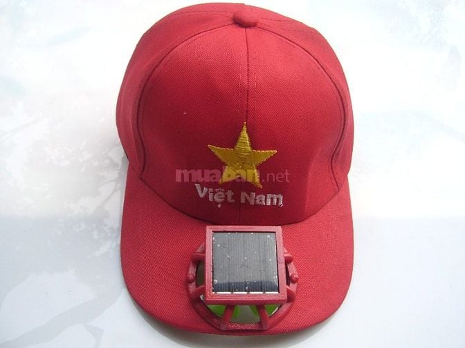 Mũ đỏ sao vàng có gắn quạt dùng năng lượng mặt trời