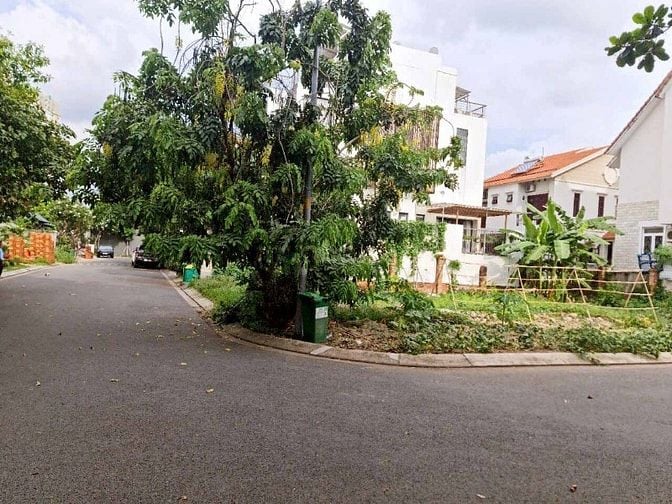 Bán nhanh lô đất 2 mặt tiền Nguyễn Văn Hưởng, khu compound, 15x21m