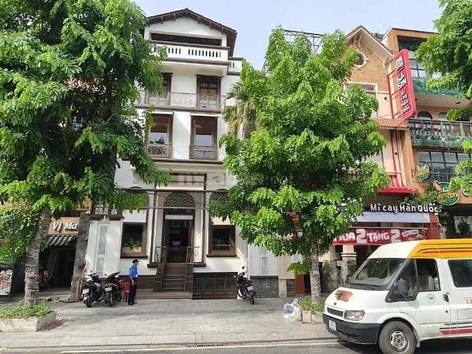 CẦN GẤP 1 NAM GIỮ XE QUÁN TRÀ SỮA TỪ 10H - 21hỞ PHAN XÍCH LONG 