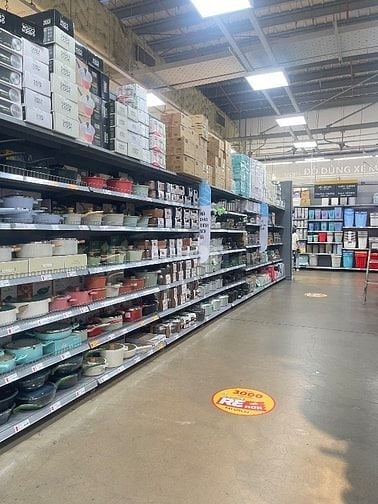 CN gần ngã 4 Tô Ký nhận 2 NV tạp vụ cửa hàng 