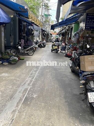 Cần bán nhà vị trí đẹp - ngay chợ - trung tâm quận 3