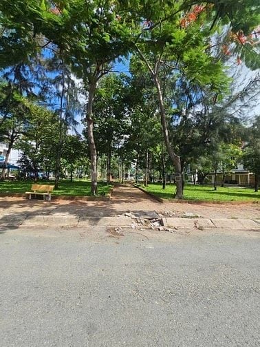 Bán nền đất biệt thự đối diện công viên 7x19.5m, KDC Ấp5 phong phú