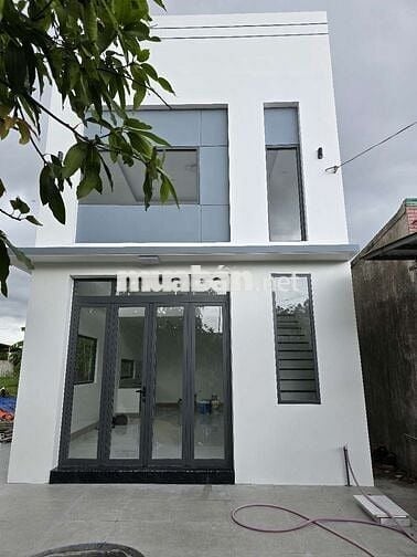 Nhà mới xây dựng 3PN đường nhựa ô tô cách QL80 khoảng 100m