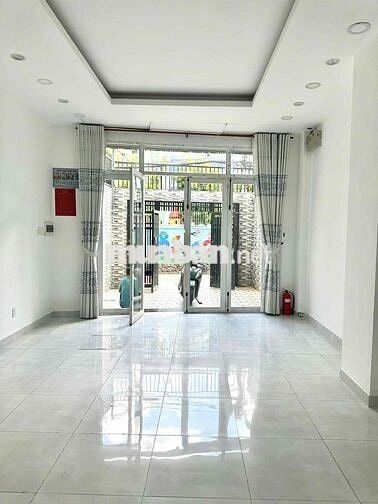 Nhà mới sân rộng thoáng sáng 5 phòng ngủ máy lạnh