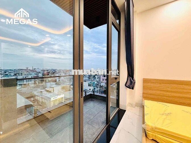 Studio ban công rộng rãi 🏙, ánh sáng tự nhiên, có bếp riêng.