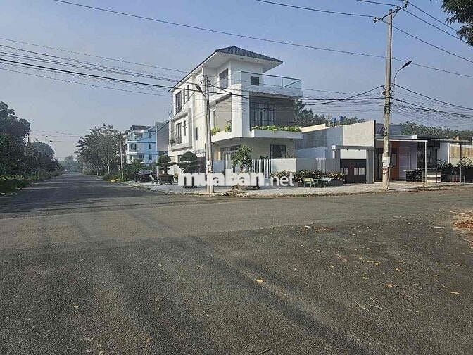 Nhà biệt thự tâm huyết 325m2 4PN 5WC Lôgóc KDC Tân Đức Đức Hoà Long An