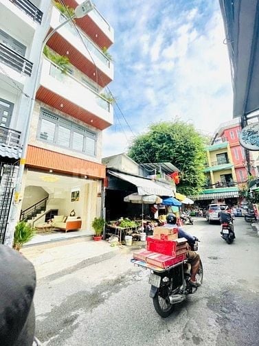 Bán nhà đẹp hẻm 656 Quang Trung, gần cv Làng Hoa