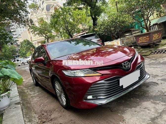 Toyota Camry 2.5Q 2020 đỏ kem