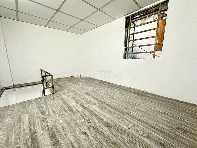 PHÒNG BÌNH THẠNH GIÁ RẺ GÁC CAO,RỘNG, CỬA SỔ THOÁNG MÁT NGAY TRUNG TÂM