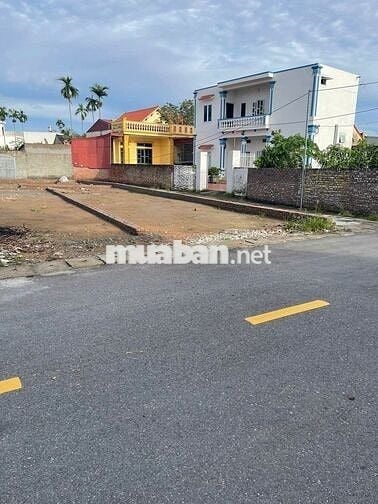 lô đất mặt đường , cách chợ 200m