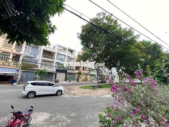 Cho thuê nhà nguyên căn đường 30 KDC TÊN LỬA đối diện CV giá 19tr