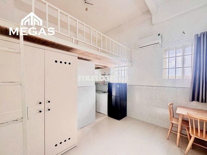Phòng gác, cửa sổ trời, rộng 30m2- cách đại học Kinh Tế Luật 700m