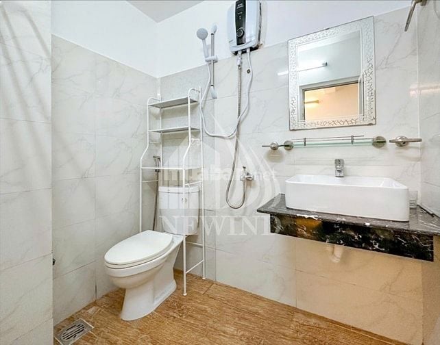 Hợp đồng thuê 2,4 tỷ, toà nhà ks 50c Trường Sơn ,DT:11x17m,kc :hầm 7L