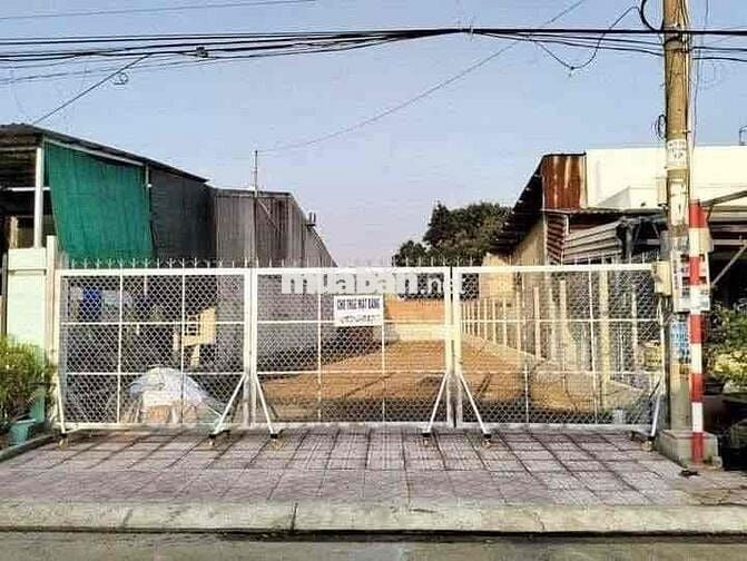 Giờ cần tiền gấp nên bán luôn miếng đất xây hàng rào