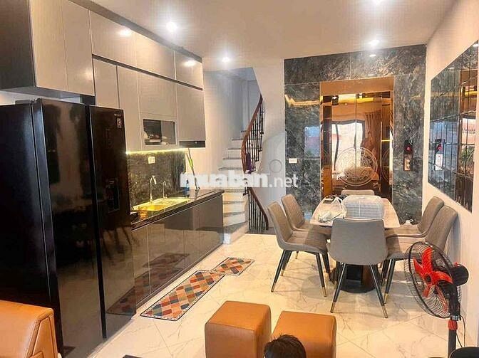 Cho thuê nhà Thạch bàn, Long Biên 35mx6, giá 14 triệu. Thang máy, full