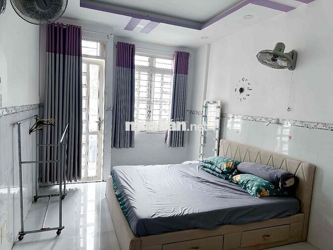 cho thuê phòng trong nhà nguyên căn ở lầu 1 , có ban công