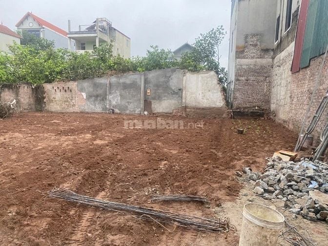 Bán 300 m2 đất thổ cư, pháp lý sạch, ngõ ô tô, cách đường lớn 50m