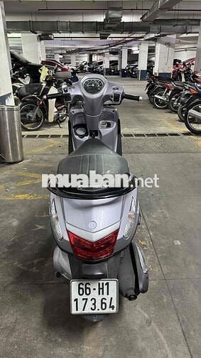 Yamaha Grande màu bạc, tay ga