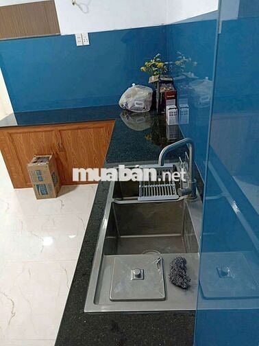 Nhà mới ,cách 40m  đi bộ ra st metro, 2pn có ban công, sân xe may