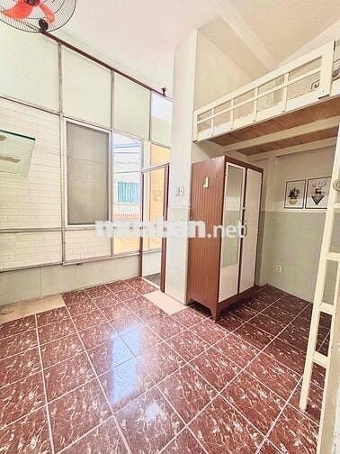 PHÒNG TRỌ CỬA SỔ TRỜI - CÓ MÁY LẠNH GIÁ RẺ NGAY CÁCH MẠNG THÁNG 8