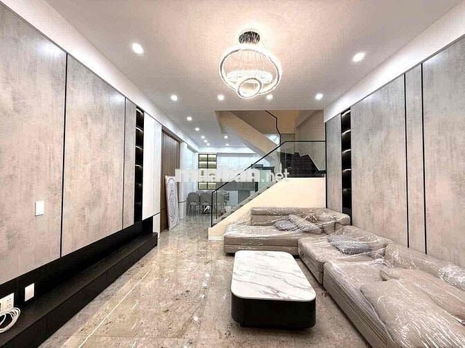 Bán căn nhà 4 tầng cực đẹp sân cổng ngay mặt đường Hùng Vương cầu quay