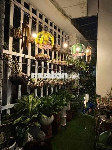 Bán Nhà có chỗ đậu xe ô tô + sân vườn