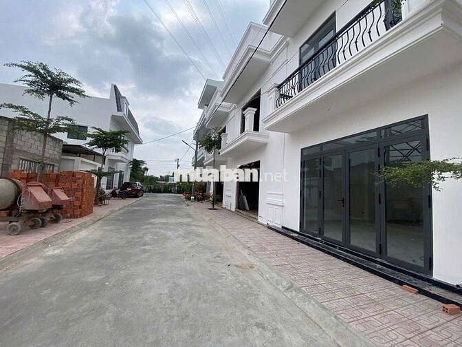 Bán nhà 1 trệt 1 lầu 100m tại Trung tâm thị trấn Tân Hiệp, Quốc lộ 1A.