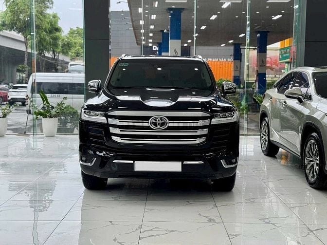 Bán Toyota Land Cruiser LC300 màu đen, Nội thất kem, sản xuất 2024.