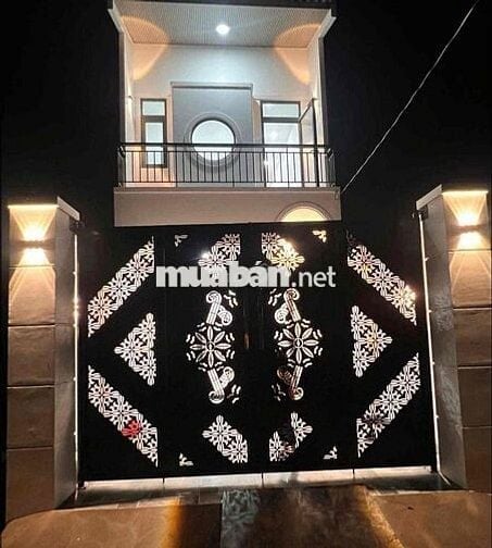 NHÀ SÁT BÊN QUÃNG TRƯỜNG MỸ THO