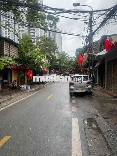 Bán căn tập thể phố 8/3 nhà đẹp lô góc 2 thoáng ở ngay 50m2 tầng 3 giá