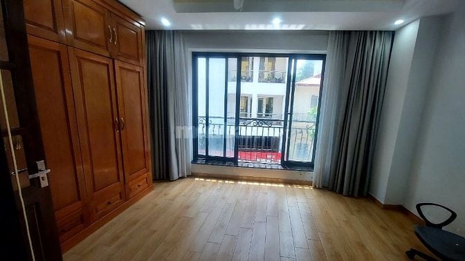 Cho thuê căn hộ mặt phố Cát Linh, sử dụng 80m2, 2 PN, thang máy