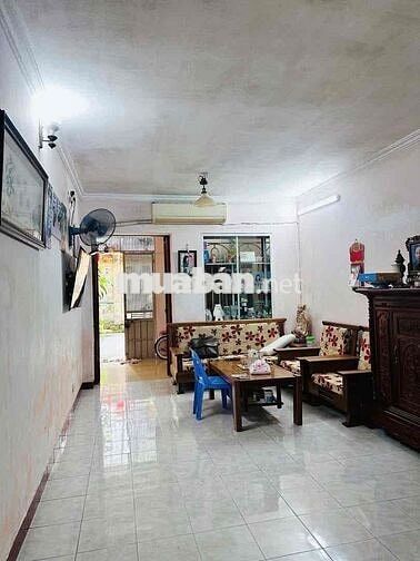 Căn hộ tập thể tầng 1 tt Cầu Giấy – ô tô đỗ cổng, thoáng mát cây xanh