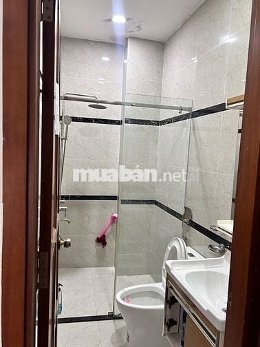 Phòng trọ giờ giấc tự do, đương huỳnh văn nghệ