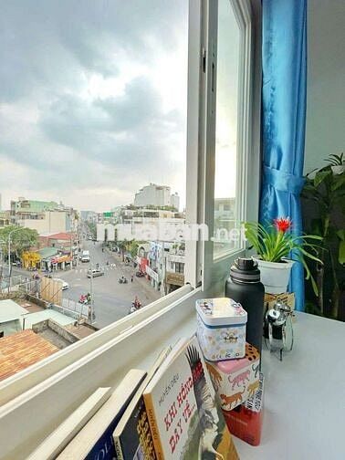 Căn hộ có cửa sổ lớn, mặt tiền đường thoáng mát, đầy đủ nội thất.