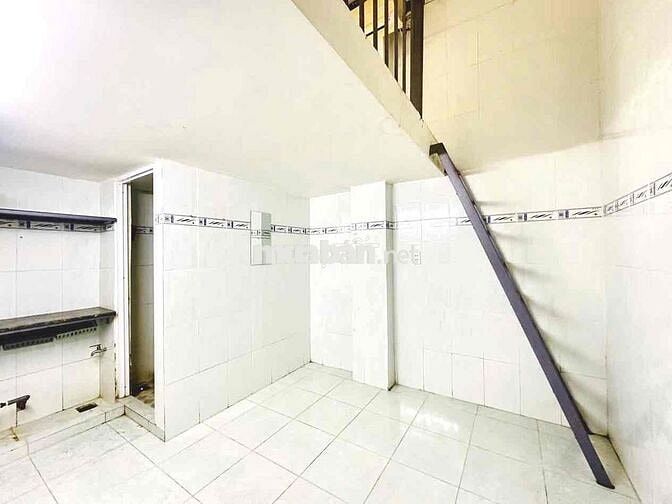 Còn 2 Phòng giá 2tr8 gác cao sẵn máy lạnh, ngay ngã tư Bảy Hiền
