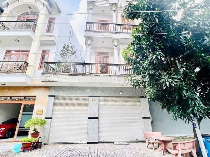Cho thuê gấp nhà phố nguyên căn mặt tiền dự án Green Square, Dĩ An