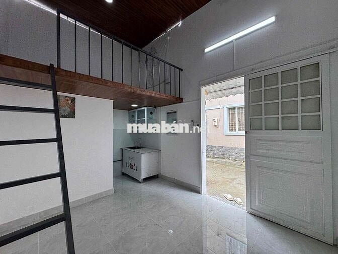 📍GẦN ĐH NGUYỄN TẤT THÀNH📍Phòng Mới Xây Cửa Sổ Gác Cao 2m, Sẵn Máy Lạnh