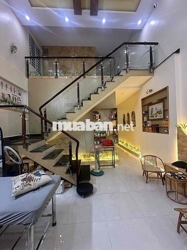 Tôi cần bán căn nhà Ngay gần chợ cổng 10