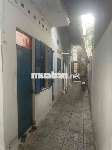 phòng trọ : có 2 cửa trước sau rộng - có gác