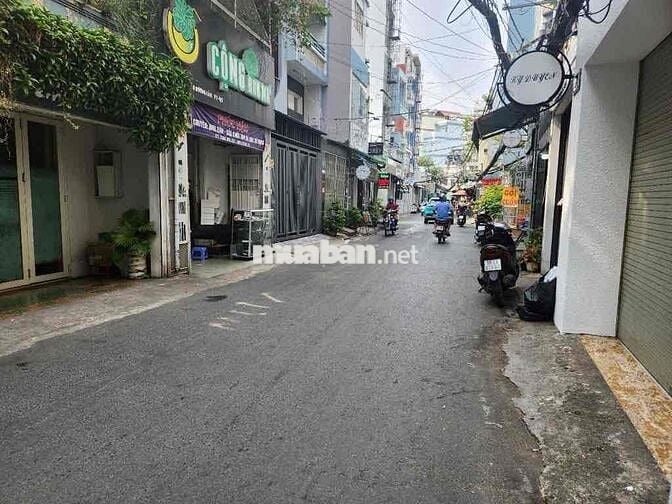Nhà Ngay Quận 1 - 42m2 - hẻm xe hơi - Sổ vuông - chỉ hơn 4ty