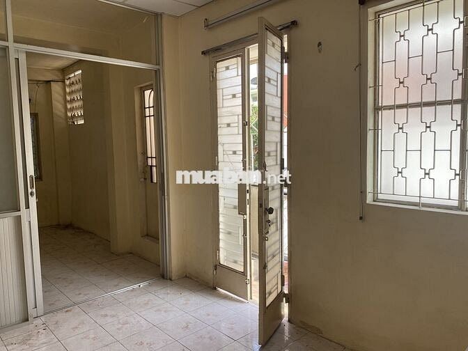 Toàn bộ lầu 1,2 như hình nhà MT Nơ Trang Long có lối đi riêng bên hông