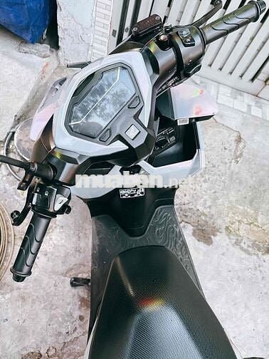 Xe vario xám xi măng chạy kĩ