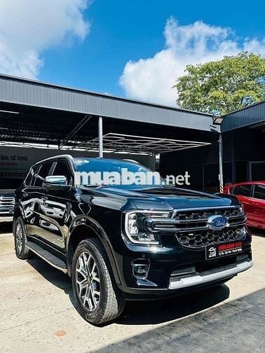 Ford Everest 2025 Titanium 2.0L 4x2 AT - 900 km