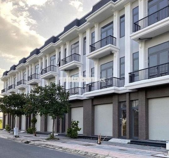 Bán nhà mặt tiền đường ĐT 823 1 trệt, 2 lầu diện tích 90m2 Giá 2 tỷ 6
