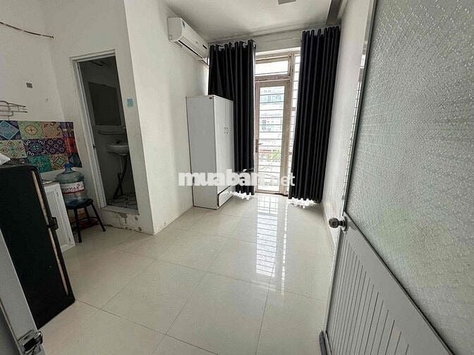 phòng ban công siêu rẻ gần UFM, TDT, NTTU