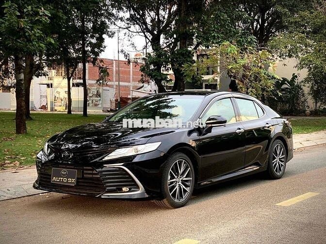 Toyota Camry 2022 2.0Q Đen/Kem 11 ngàn KM Lướt