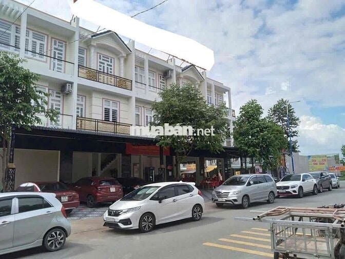 Bán nhà Vip 3 lầu lô góc 2 mặt tiền phường bến cát,  giá 17 tỷ