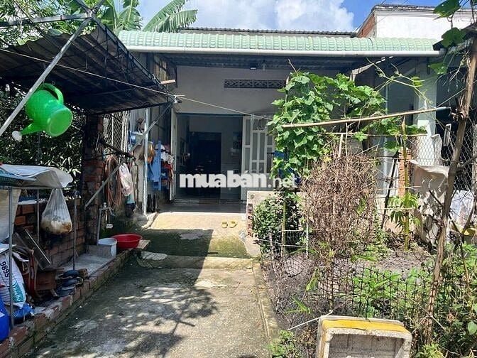 BÁN ĐẤT TẶNG NHÀ CẤP 4, 5X 28M, 2 PHÒNG NGỦ, GÁC LỮNG, GIÁ 650 TRIỆU