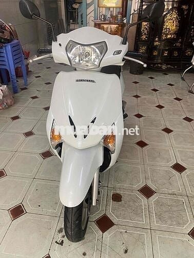 xe Lead đá chống tắt máy