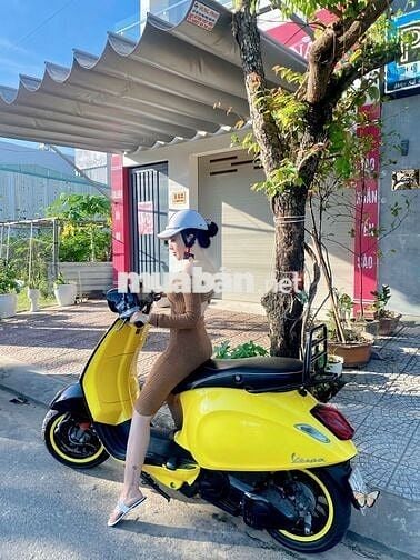 Vespa năm 2015 màu vàng chanh
